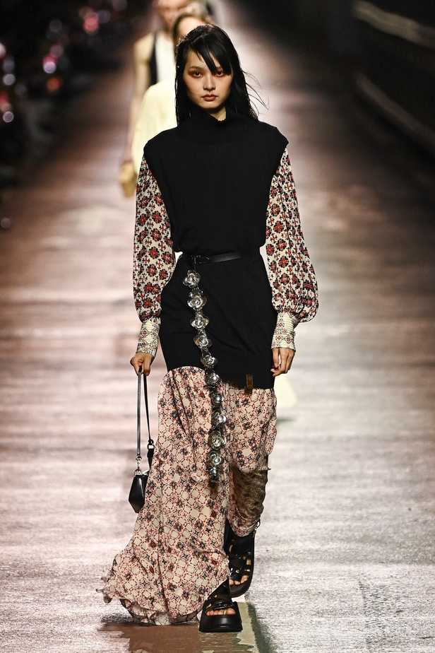 مجموعة Louis Vuitton لموسم ما قبل خريف 2023.. قصات كاجوال وعودة الجلد الى الواجهة