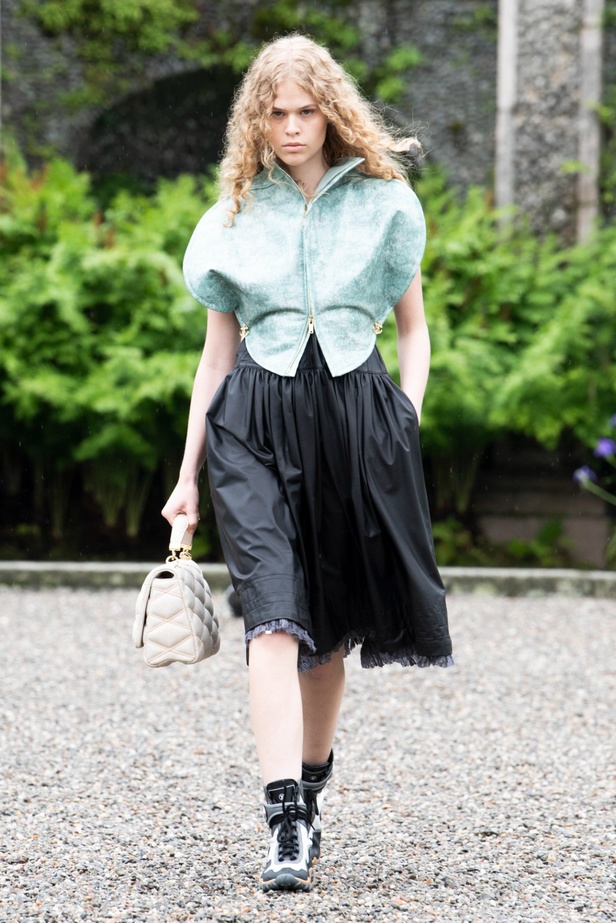 لويس فويتون تقدّم مجموعة Cruise 2024 بأجواء خيالية في إيزولا بيلا 