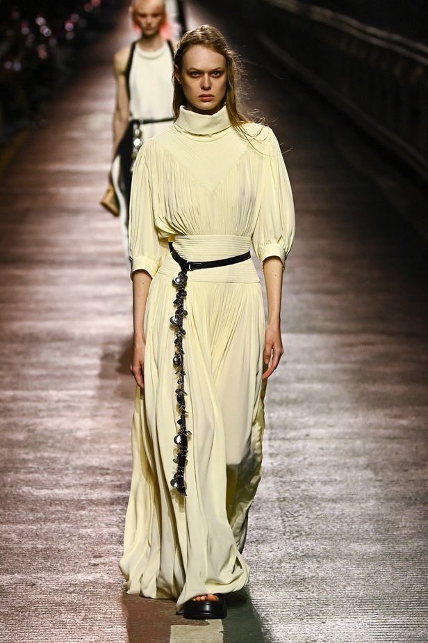 مجموعة Louis Vuitton لموسم ما قبل خريف 2023.. قصات كاجوال وعودة الجلد الى الواجهة