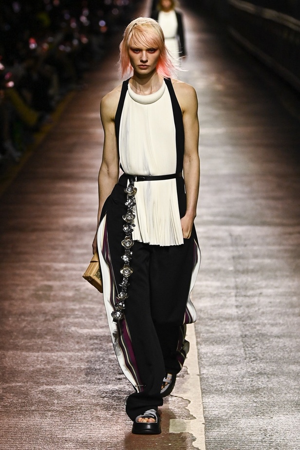 مجموعة Louis Vuitton لموسم ما قبل خريف 2023.. قصات كاجوال وعودة الجلد الى الواجهة