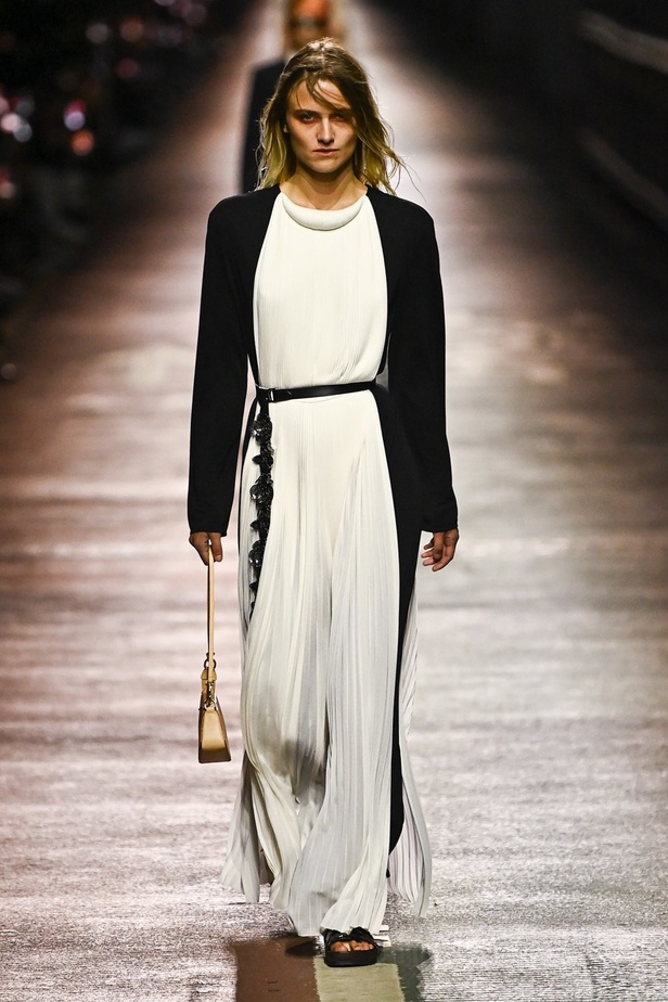 مجموعة Louis Vuitton لموسم ما قبل خريف 2023.. قصات كاجوال وعودة الجلد الى الواجهة