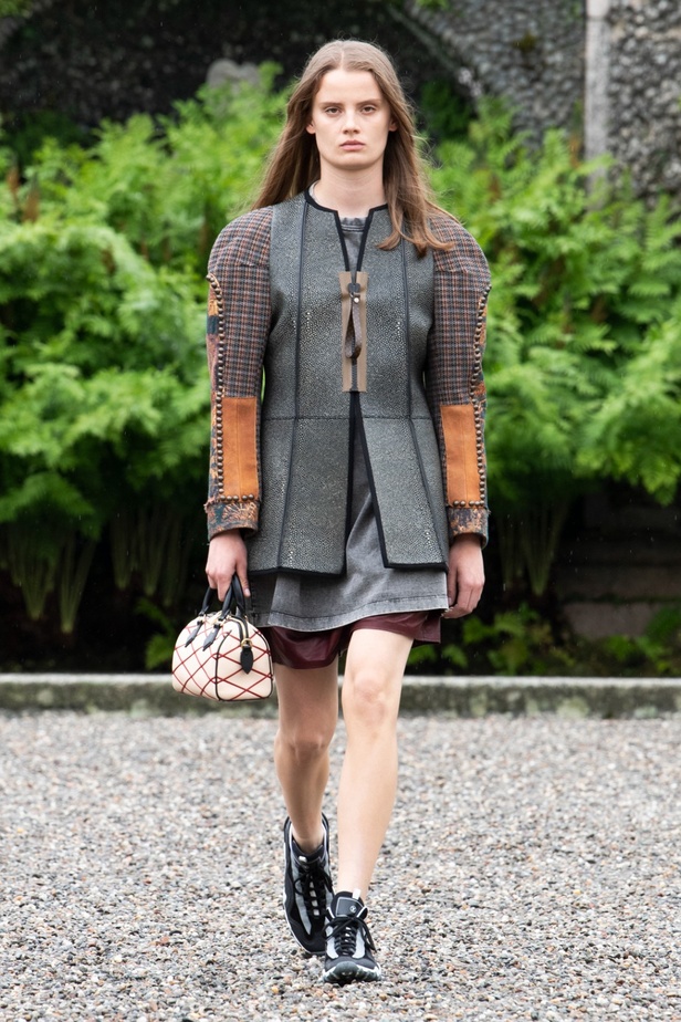 لويس فويتون تقدّم مجموعة Cruise 2024 بأجواء خيالية في إيزولا بيلا 