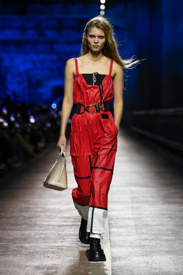 مجموعة Louis Vuitton لموسم ما قبل خريف 2023.. قصات كاجوال وعودة الجلد الى الواجهة