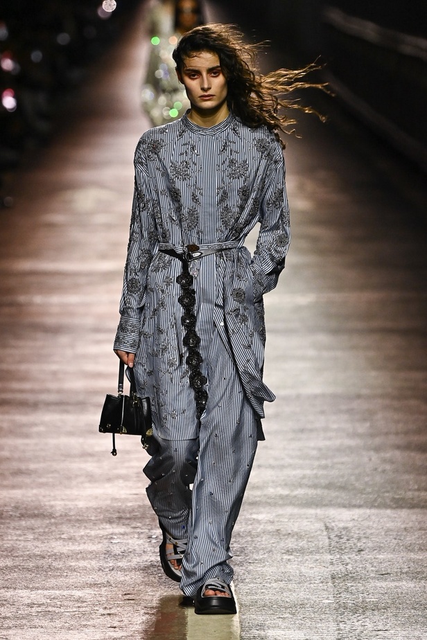 مجموعة Louis Vuitton لموسم ما قبل خريف 2023.. قصات كاجوال وعودة الجلد الى الواجهة