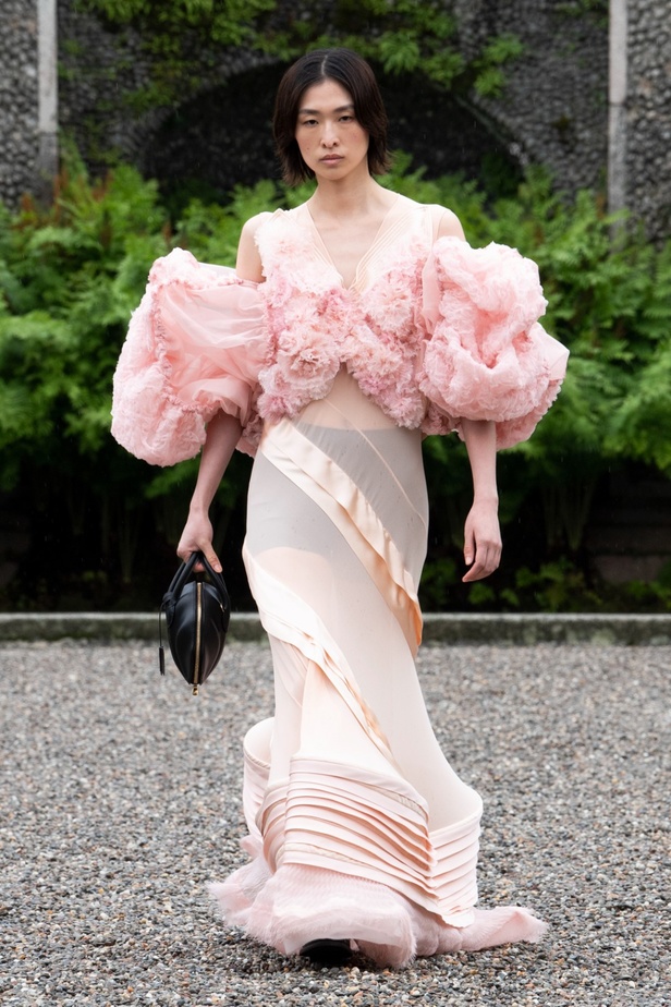 لويس فويتون تقدّم مجموعة Cruise 2024 بأجواء خيالية في إيزولا بيلا 