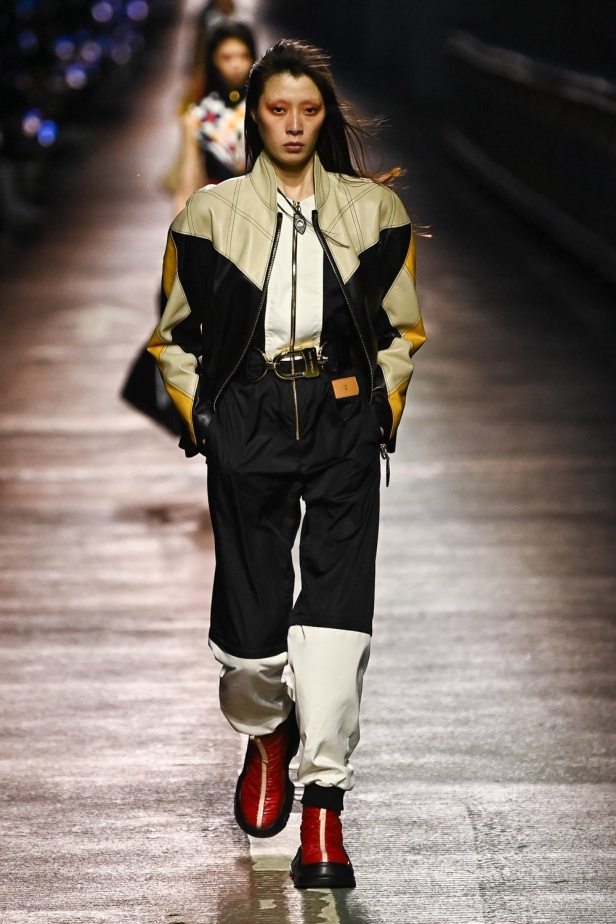 مجموعة Louis Vuitton لموسم ما قبل خريف 2023.. قصات كاجوال وعودة الجلد الى الواجهة