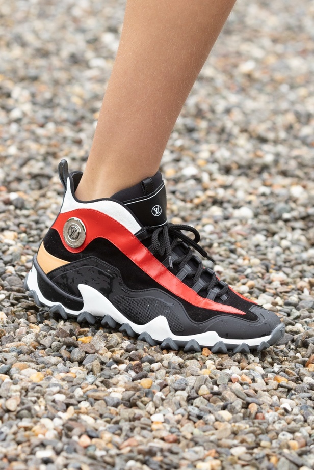 لويس فويتون تقدّم مجموعة Cruise 2024 بأجواء خيالية في إيزولا بيلا 