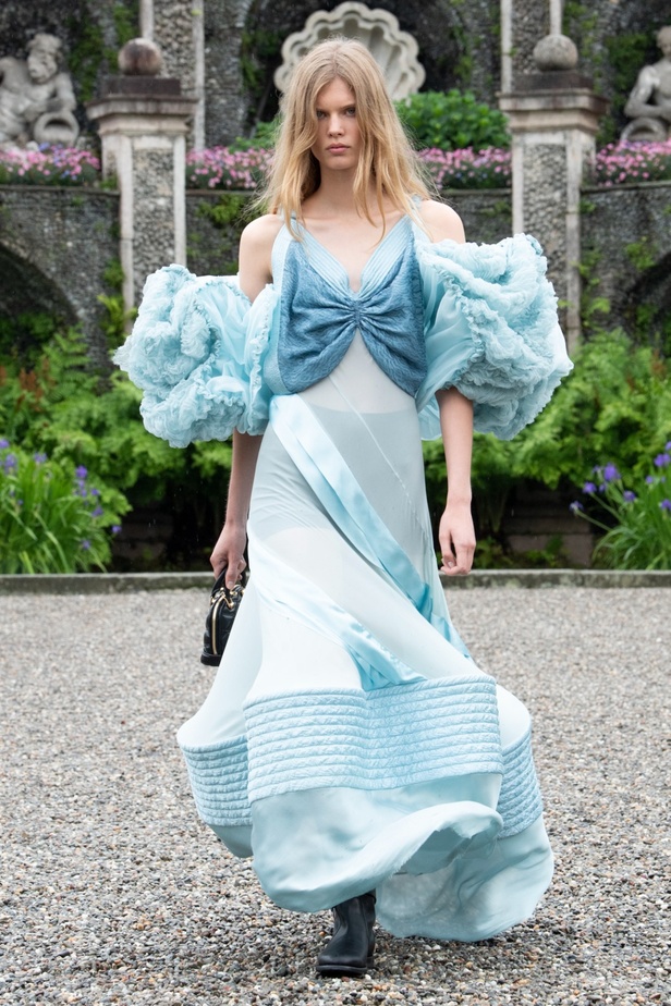 لويس فويتون تقدّم مجموعة Cruise 2024 بأجواء خيالية في إيزولا بيلا 