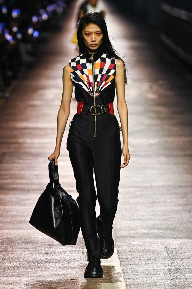 مجموعة Louis Vuitton لموسم ما قبل خريف 2023.. قصات كاجوال وعودة الجلد الى الواجهة