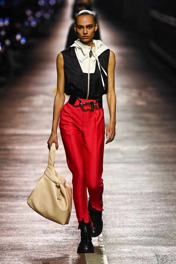 مجموعة Louis Vuitton لموسم ما قبل خريف 2023.. قصات كاجوال وعودة الجلد الى الواجهة