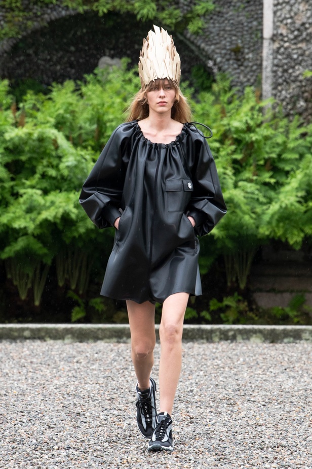 لويس فويتون تقدّم مجموعة Cruise 2024 بأجواء خيالية في إيزولا بيلا 