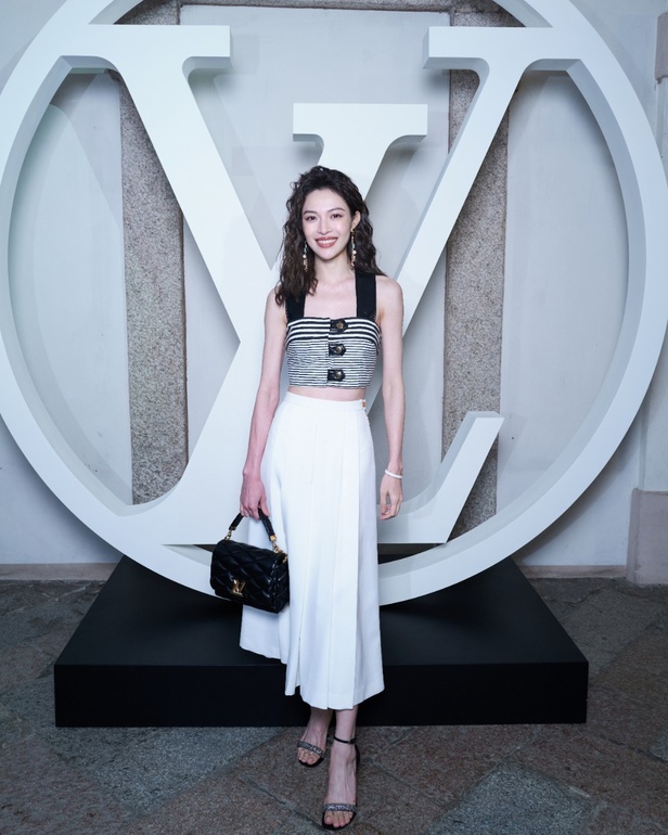 لويس فويتون تقدّم مجموعة Cruise 2024 بأجواء خيالية في إيزولا بيلا 