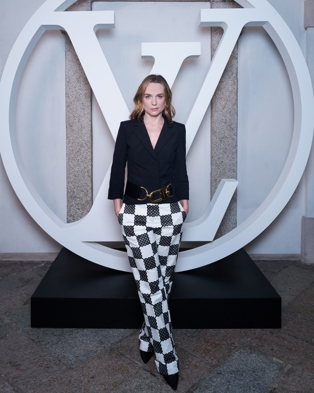 لويس فويتون تقدّم مجموعة Cruise 2024 بأجواء خيالية في إيزولا بيلا 