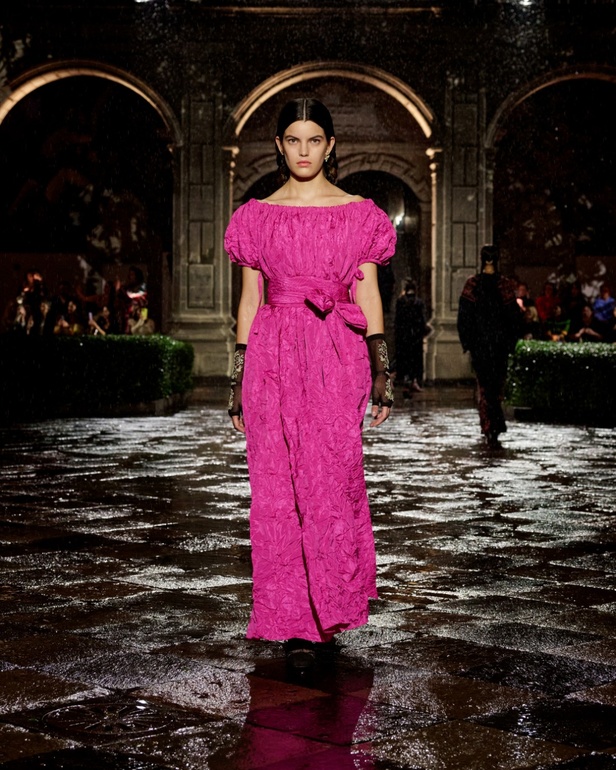 مجموعة Dior Cruise لعام 2024: احتفال بـ"فريدا كاهلو" والحرفية الاستثنائية