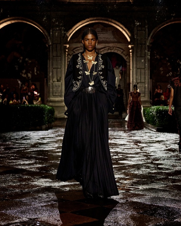 مجموعة Dior Cruise لعام 2024: احتفال بـ"فريدا كاهلو" والحرفية الاستثنائية