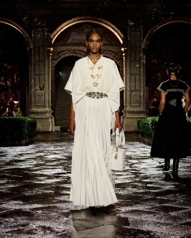 مجموعة Dior Cruise لعام 2024: احتفال بـ"فريدا كاهلو" والحرفية الاستثنائية