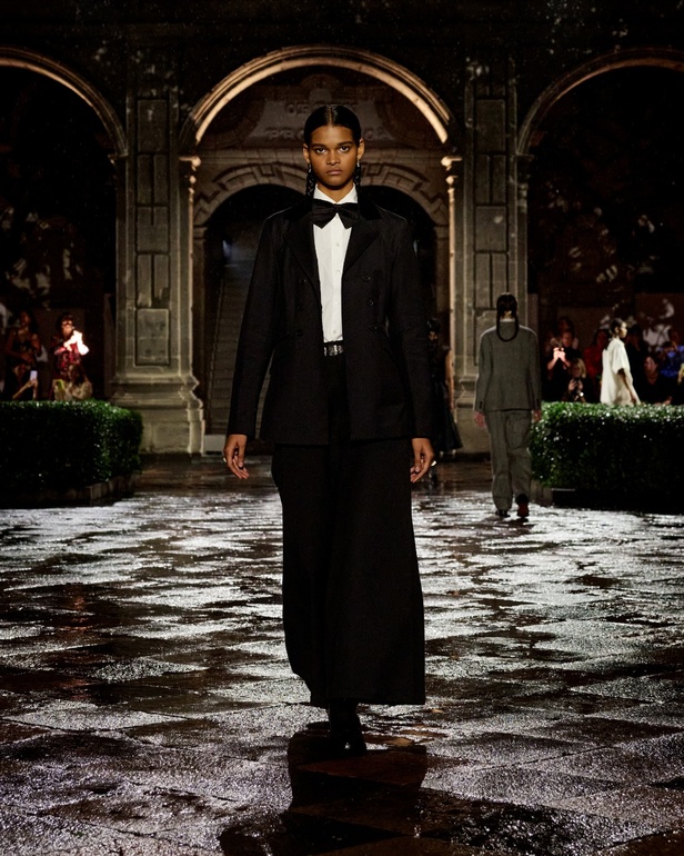 مجموعة Dior Cruise لعام 2024: احتفال بـ"فريدا كاهلو" والحرفية الاستثنائية