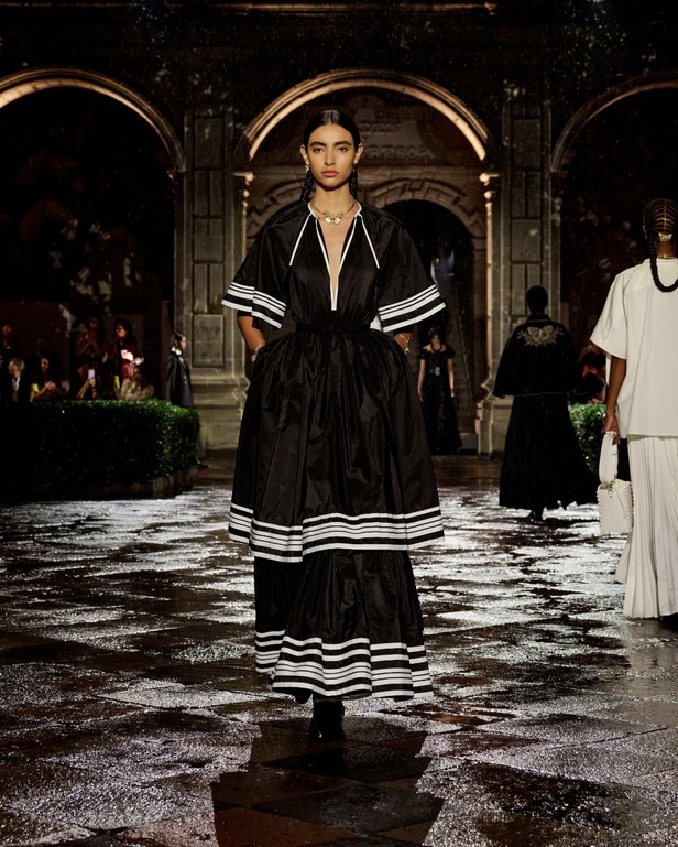 مجموعة Dior Cruise لعام 2024: احتفال بـ"فريدا كاهلو" والحرفية الاستثنائية