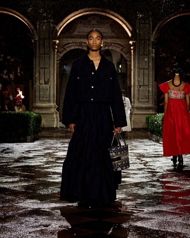 مجموعة Dior Cruise لعام 2024: احتفال بـ"فريدا كاهلو" والحرفية الاستثنائية