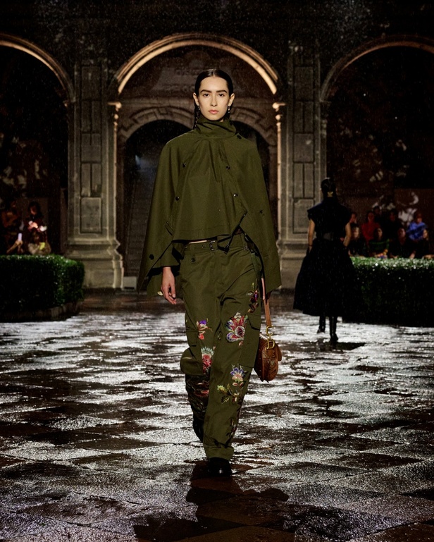 مجموعة Dior Cruise لعام 2024: احتفال بـ"فريدا كاهلو" والحرفية الاستثنائية