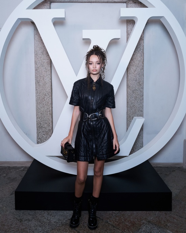 لويس فويتون تقدّم مجموعة Cruise 2024 بأجواء خيالية في إيزولا بيلا 