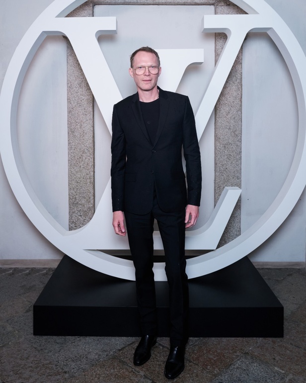 لويس فويتون تقدّم مجموعة Cruise 2024 بأجواء خيالية في إيزولا بيلا 