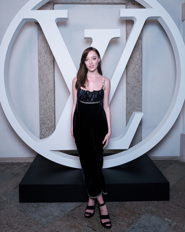 لويس فويتون تقدّم مجموعة Cruise 2024 بأجواء خيالية في إيزولا بيلا 