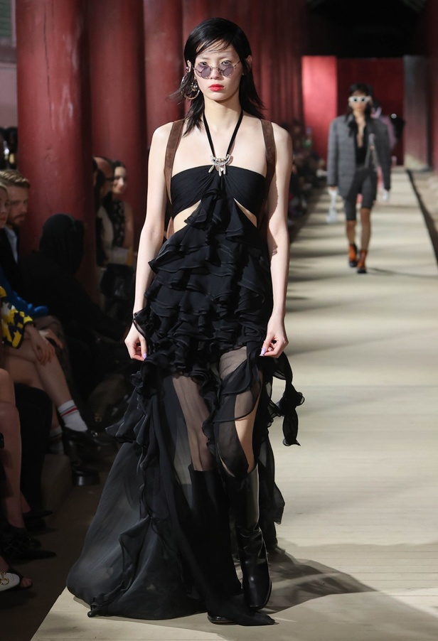 مجموعة Gucci Cruise 2024 تأخذنا إلى سيول في رحلة تجمع بين الأناقة والتراث 