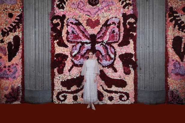 مجموعة Dior Cruise لعام 2024: احتفال بـ"فريدا كاهلو" والحرفية الاستثنائية