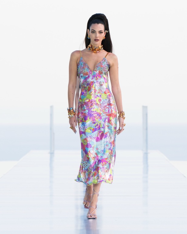 فيرساتشي "La Vacanza" مجموعة ما قبل الخريف 2023