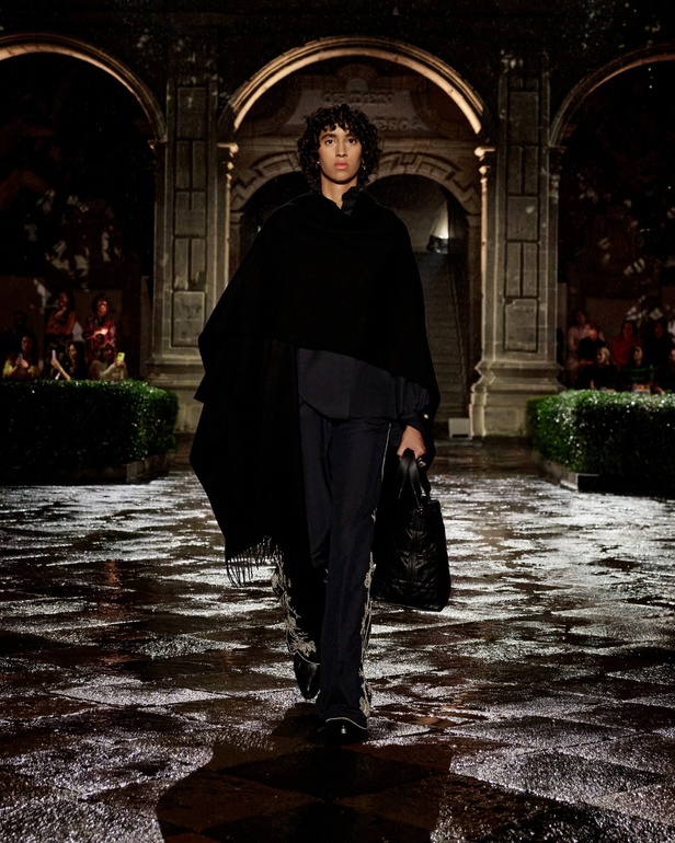 مجموعة Dior Cruise لعام 2024: احتفال بـ"فريدا كاهلو" والحرفية الاستثنائية