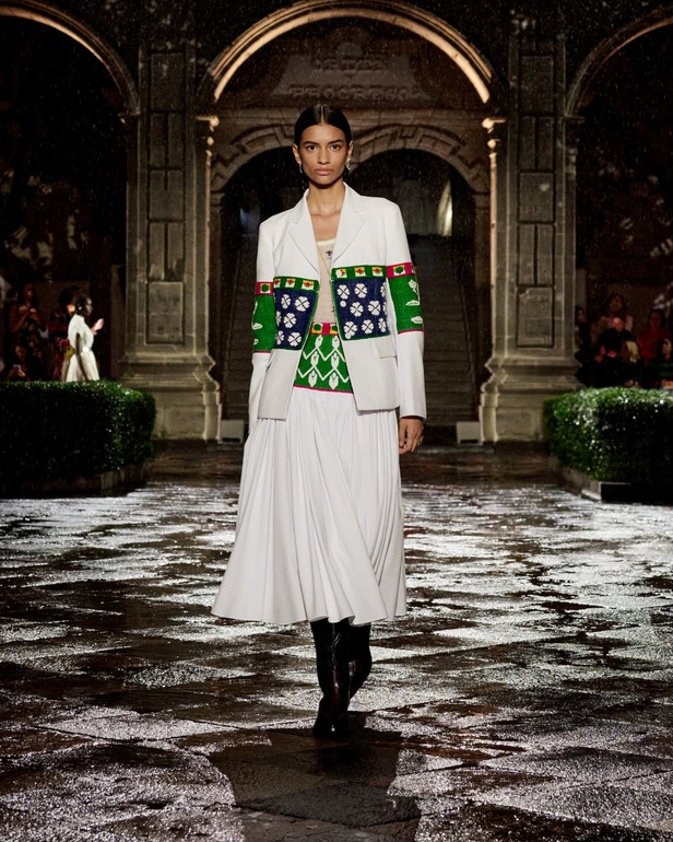 مجموعة Dior Cruise لعام 2024: احتفال بـ"فريدا كاهلو" والحرفية الاستثنائية