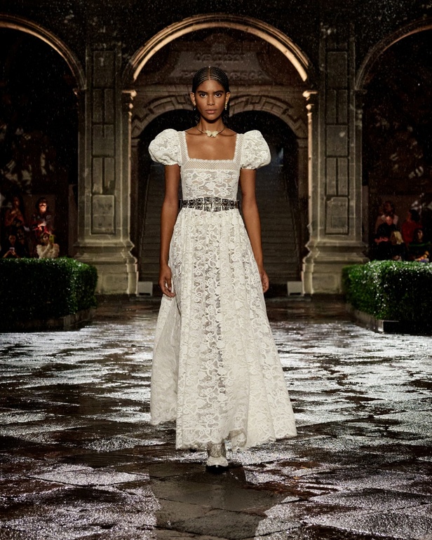 مجموعة Dior Cruise لعام 2024: احتفال بـ"فريدا كاهلو" والحرفية الاستثنائية