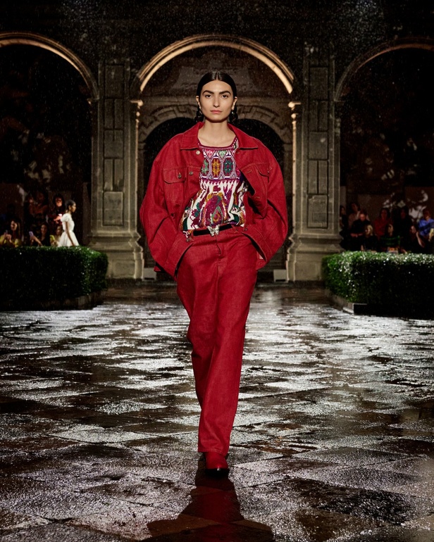 مجموعة Dior Cruise لعام 2024: احتفال بـ"فريدا كاهلو" والحرفية الاستثنائية