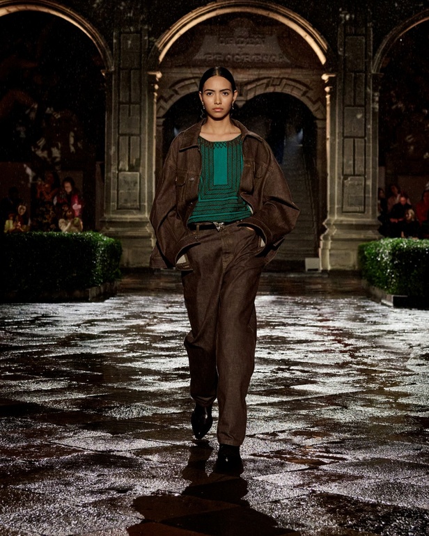 مجموعة Dior Cruise لعام 2024: احتفال بـ"فريدا كاهلو" والحرفية الاستثنائية