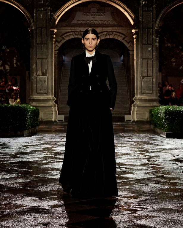 مجموعة Dior Cruise لعام 2024: احتفال بـ"فريدا كاهلو" والحرفية الاستثنائية