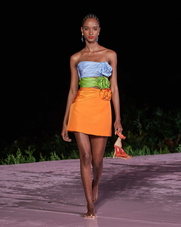 علامة Carolina Herrera تطلق تشكيلة Resort 2024 الجديدة من أزياء السفر والعطلات