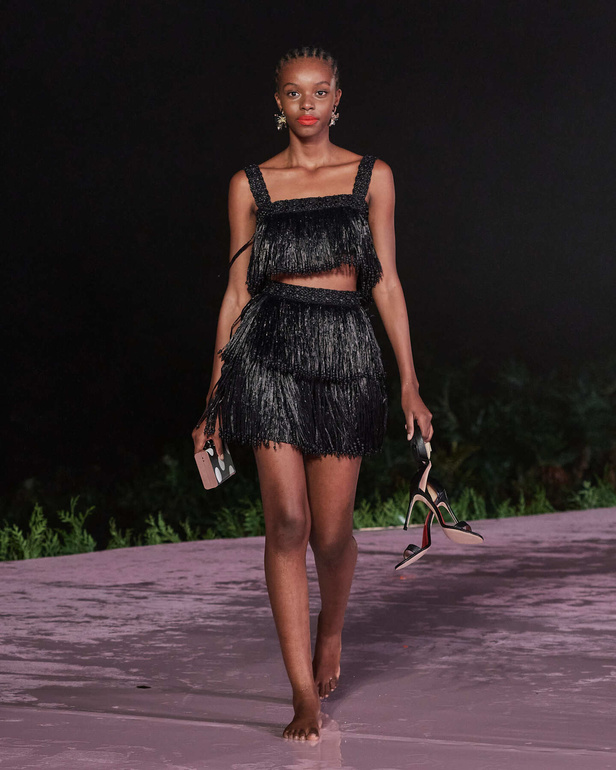 علامة Carolina Herrera تطلق تشكيلة Resort 2024 الجديدة من أزياء السفر والعطلات