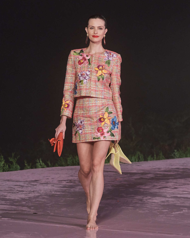 علامة Carolina Herrera تطلق تشكيلة Resort 2024 الجديدة من أزياء السفر والعطلات