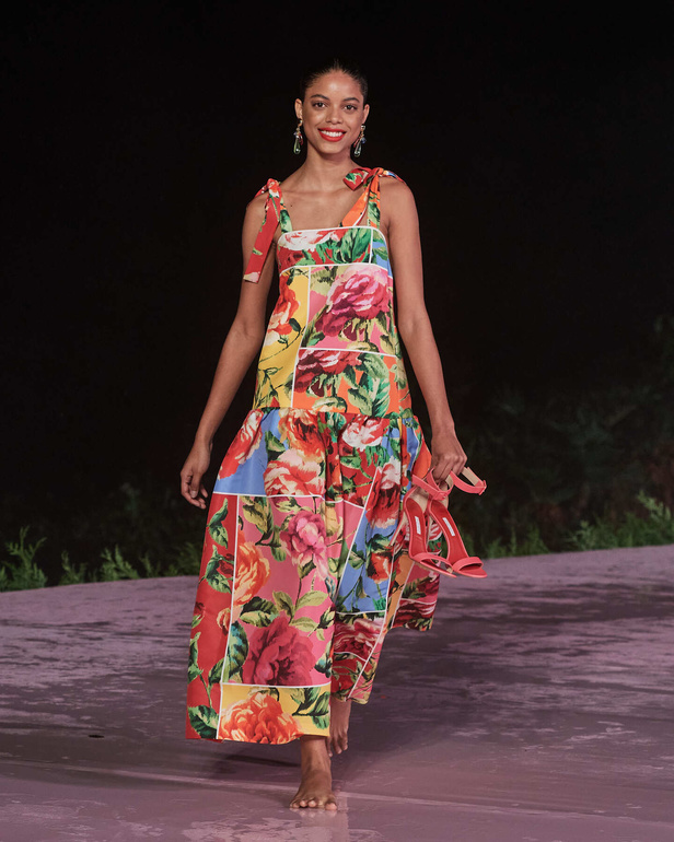 علامة Carolina Herrera تطلق تشكيلة Resort 2024 الجديدة من أزياء السفر والعطلات