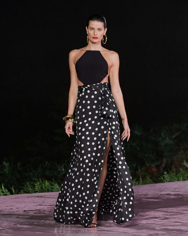 علامة Carolina Herrera تطلق تشكيلة Resort 2024 الجديدة من أزياء السفر والعطلات