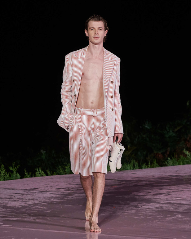 علامة Carolina Herrera تطلق تشكيلة Resort 2024 الجديدة من أزياء السفر والعطلات