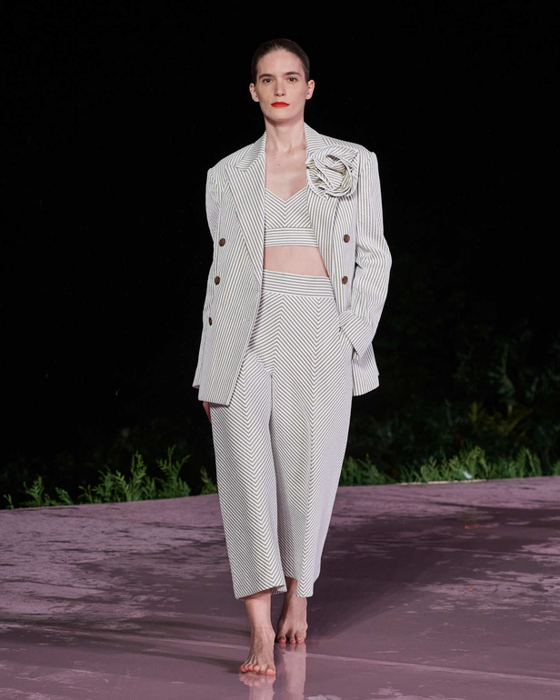 علامة Carolina Herrera تطلق تشكيلة Resort 2024 الجديدة من أزياء السفر والعطلات