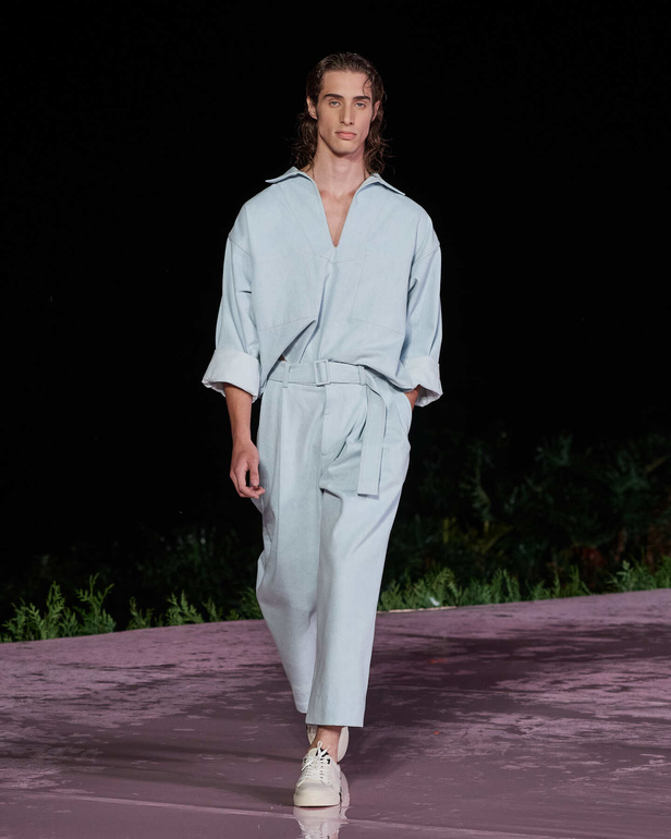 علامة Carolina Herrera تطلق تشكيلة Resort 2024 الجديدة من أزياء السفر والعطلات