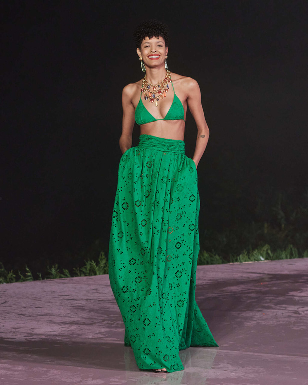 علامة Carolina Herrera تطلق تشكيلة Resort 2024 الجديدة من أزياء السفر والعطلات