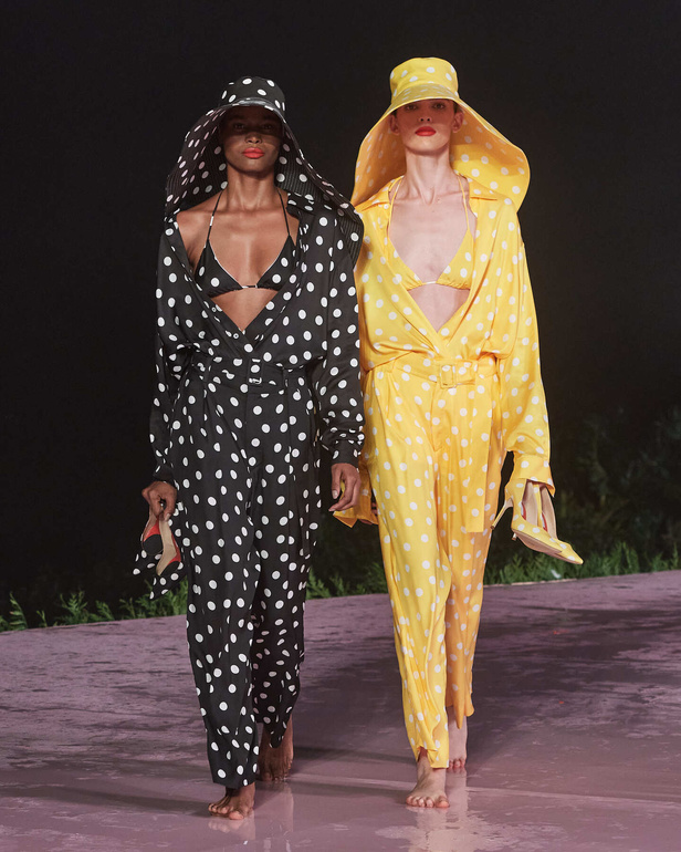 علامة Carolina Herrera تطلق تشكيلة Resort 2024 الجديدة من أزياء السفر والعطلات