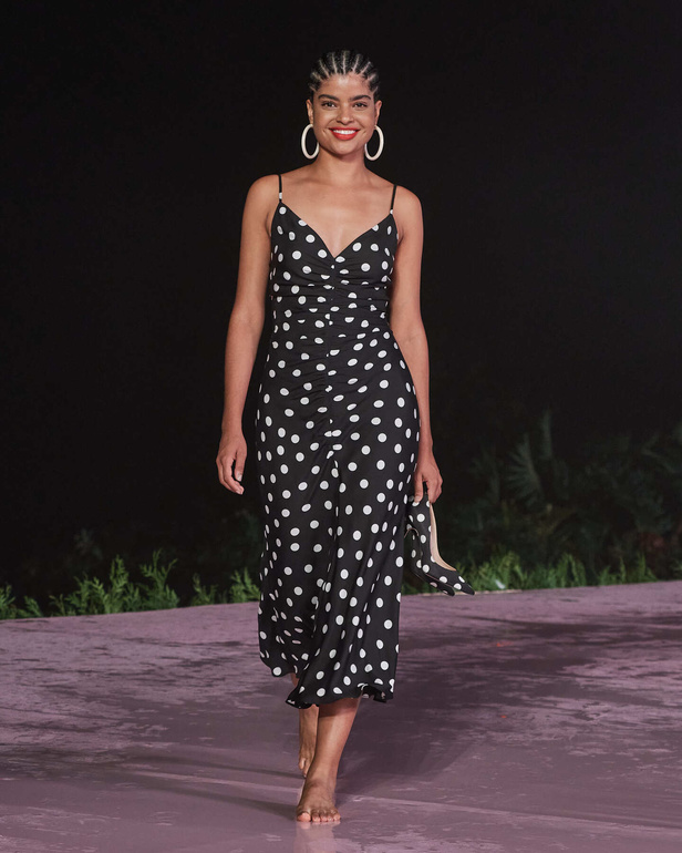 علامة Carolina Herrera تطلق تشكيلة Resort 2024 الجديدة من أزياء السفر والعطلات