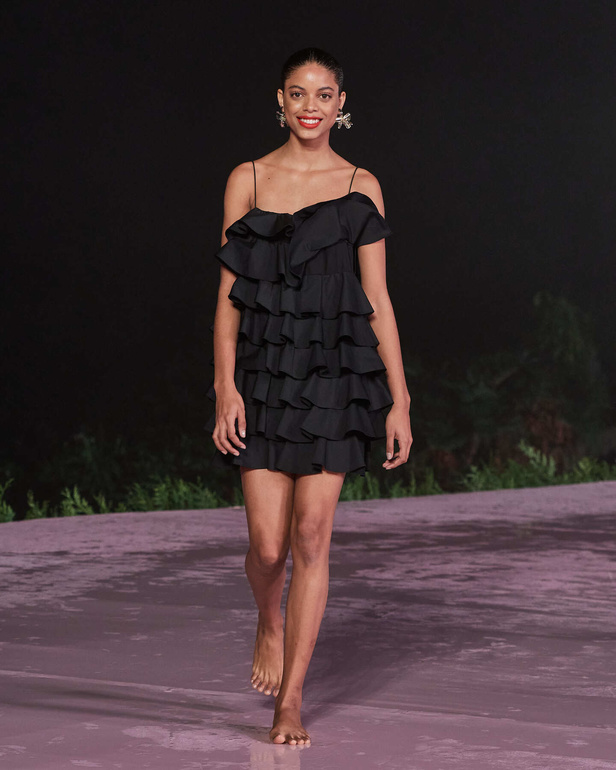 علامة Carolina Herrera تطلق تشكيلة Resort 2024 الجديدة من أزياء السفر والعطلات