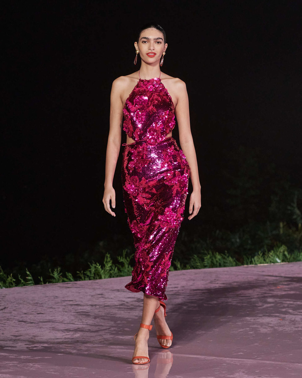 علامة Carolina Herrera تطلق تشكيلة Resort 2024 الجديدة من أزياء السفر والعطلات