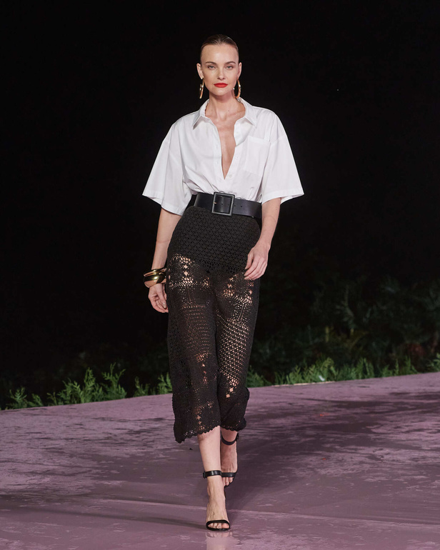 علامة Carolina Herrera تطلق تشكيلة Resort 2024 الجديدة من أزياء السفر والعطلات